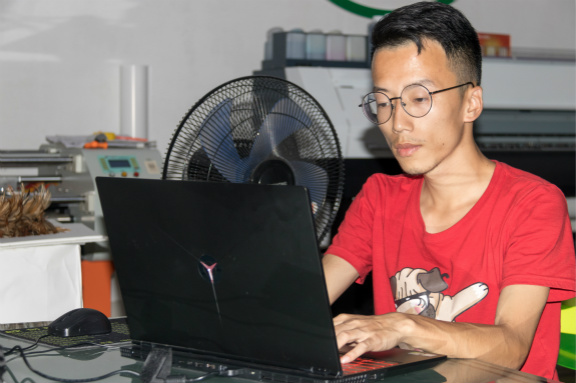 不安現(xiàn)狀，社會闖蕩十年，選擇新華重新出發(fā)