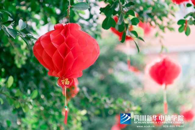 看臉時代的零零后，如何擺脫枷鎖、負重前行