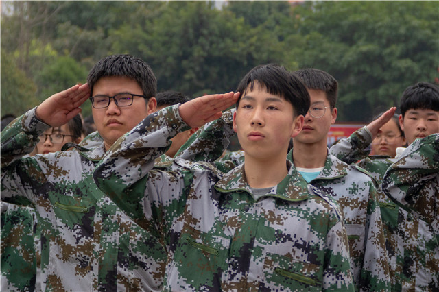 赴一場青春與迷彩的美麗邂逅！四川新華軍訓(xùn)匯演