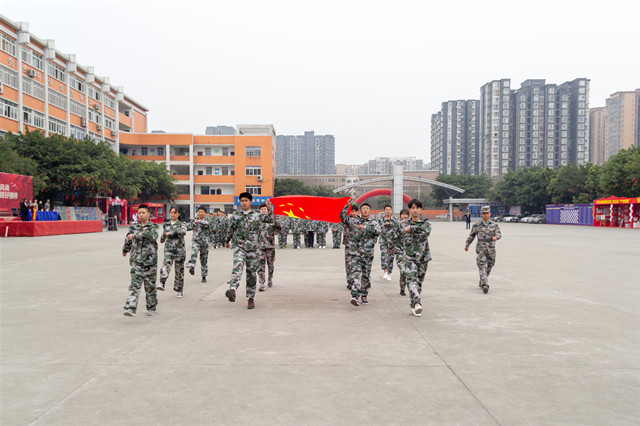 赴一場青春與迷彩的美麗邂逅！四川新華軍訓(xùn)匯演