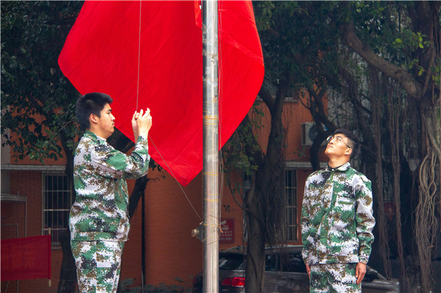 赴一場青春與迷彩的美麗邂逅！四川新華軍訓(xùn)匯演