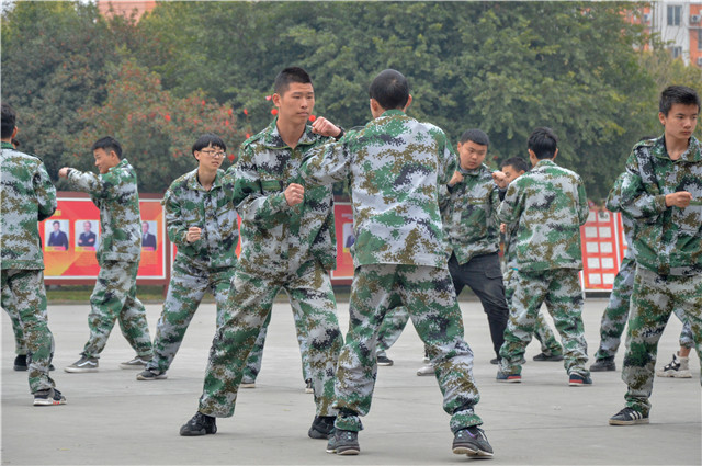 赴一場青春與迷彩的美麗邂逅！四川新華軍訓(xùn)匯演