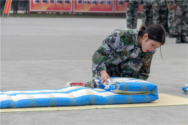 赴一場青春與迷彩的美麗邂逅！四川新華軍訓(xùn)匯演