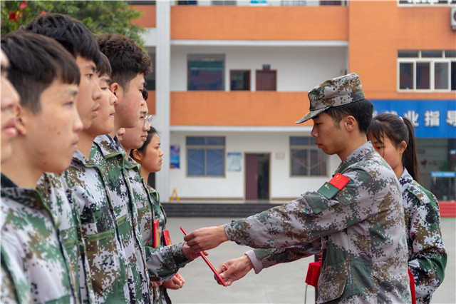 赴一場青春與迷彩的美麗邂逅！四川新華軍訓(xùn)匯演