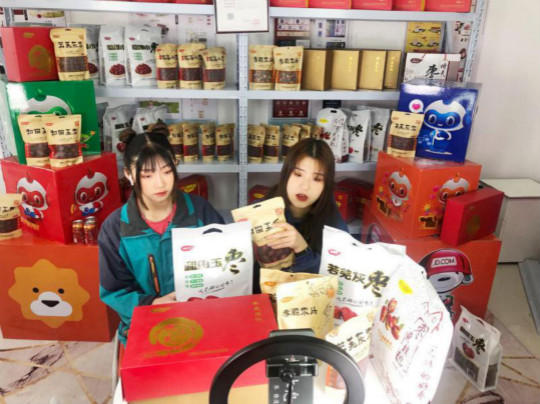 燃爆！麗江石榴哥現(xiàn)場(chǎng)連麥新華電商專業(yè)學(xué)子