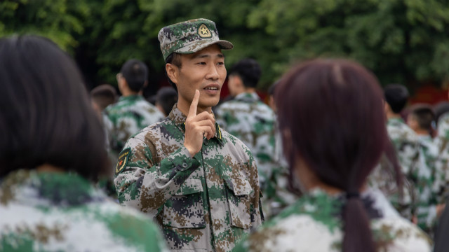 新生的第一課，軍訓(xùn)生活打響了新生活的第一槍！