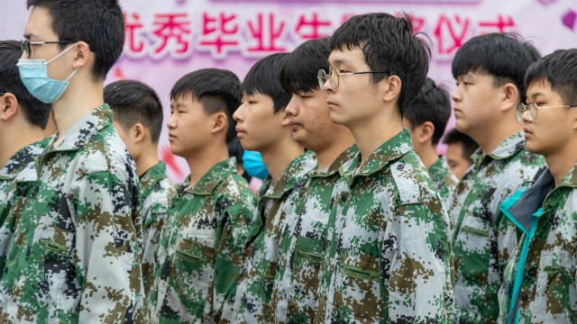 新生的第一課，軍訓(xùn)生活打響了新生活的第一槍！