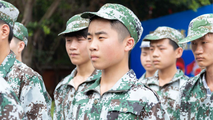 新華“三教三訓(xùn)”之軍訓(xùn)|揮灑汗水書(shū)寫(xiě)迷彩青春！