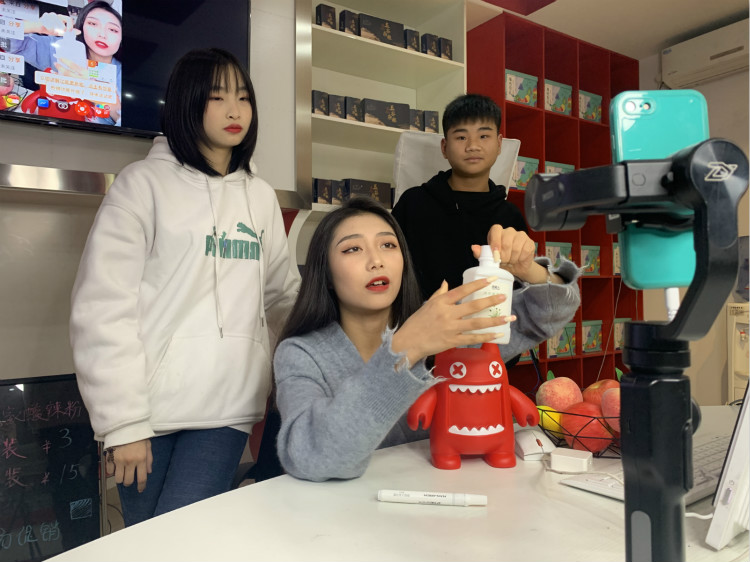 嗨爆雙十一|新華校內(nèi)購(gòu)物狂歡根本停不下來(lái)