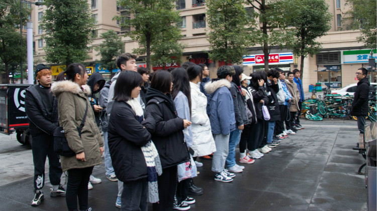 名企研學(xué)游，新華學(xué)子走進(jìn)電子商務(wù)公司！
