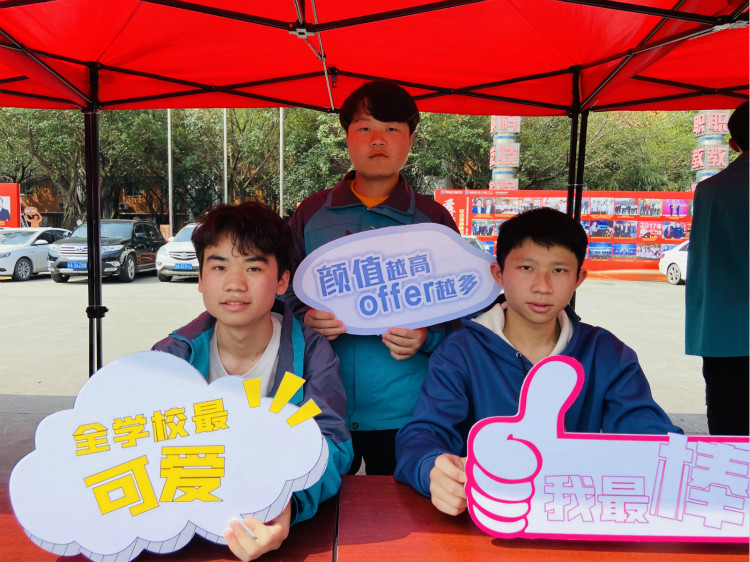 四川新華電腦學(xué)院雙選會(huì)現(xiàn)場(chǎng)，人才爭(zhēng)奪戰(zhàn)正式打響！