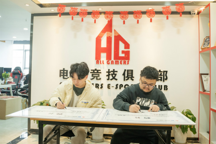 重磅！四川新華又一少年簽約國內頂級AG俱樂部！