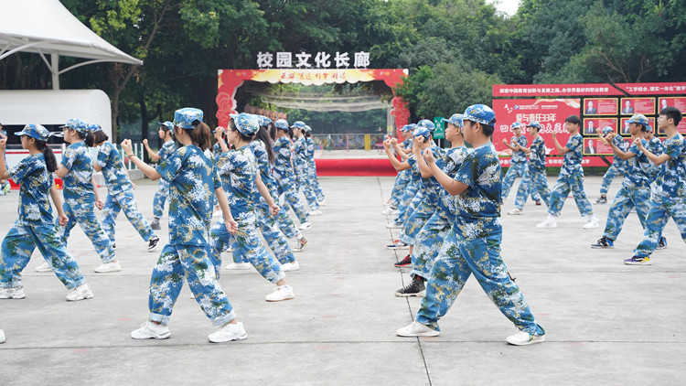 九月開學(xué)季|軍訓(xùn)開啟新華學(xué)子的第一課！