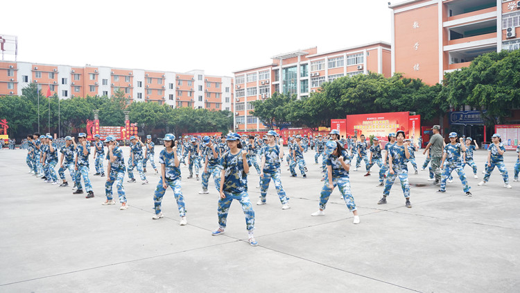 九月開學(xué)季|軍訓(xùn)開啟新華學(xué)子的第一課！