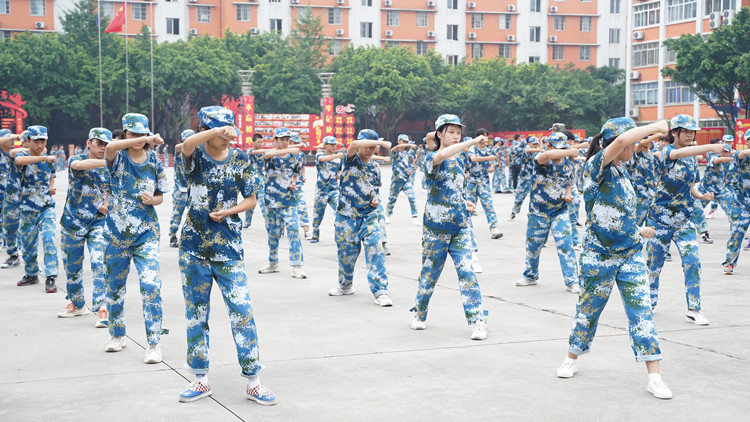 九月開學(xué)季|軍訓(xùn)開啟新華學(xué)子的第一課！