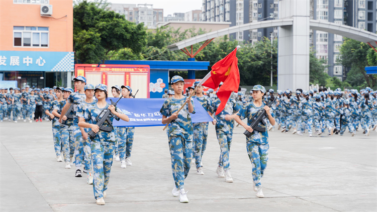 迷彩青春，軍訓蛻變—四川新華素質(zhì)拓展訓練匯演