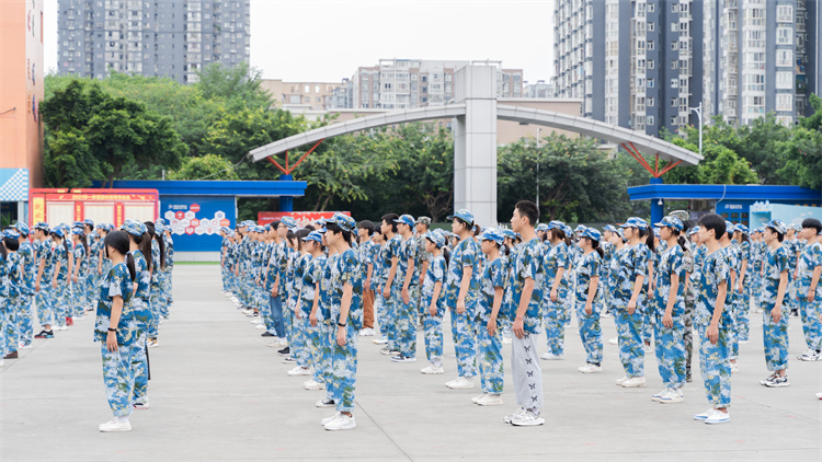 迷彩青春，軍訓蛻變—四川新華素質(zhì)拓展訓練匯演