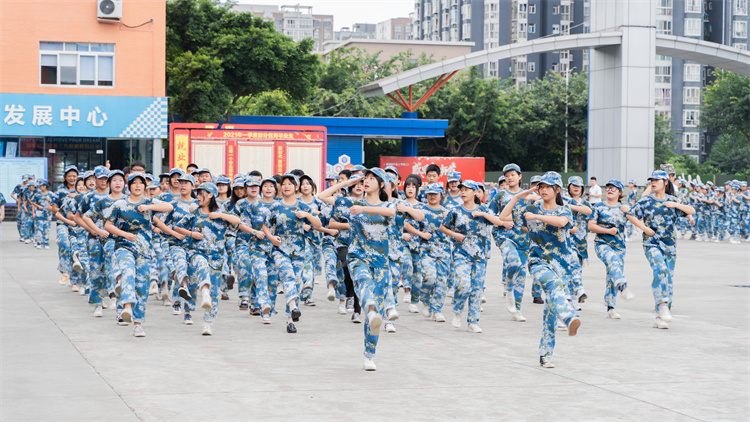 迷彩青春，軍訓蛻變—四川新華素質(zhì)拓展訓練匯演