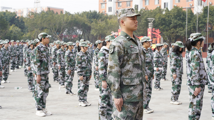 軍訓(xùn)—颯爽英姿 青春飛揚(yáng)正當(dāng)時(shí)