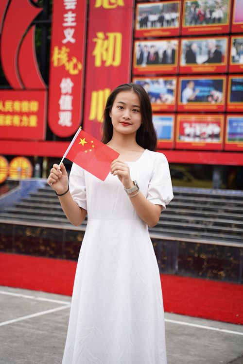祖國頌！新華迎國慶，祝?！罢b”祖國