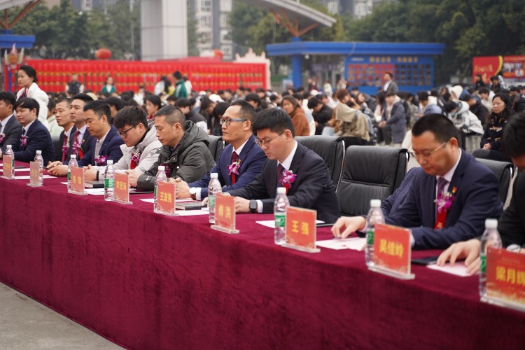 青春心向黨！與新華新生團(tuán)員一起見證這場(chǎng)授牌、揭牌儀式