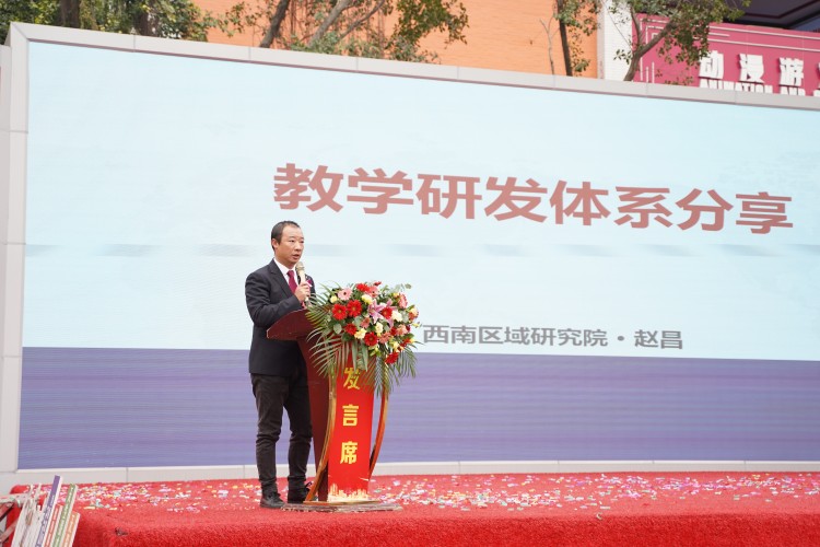 青春心向黨！與新華新生團(tuán)員一起見證這場(chǎng)授牌、揭牌儀式