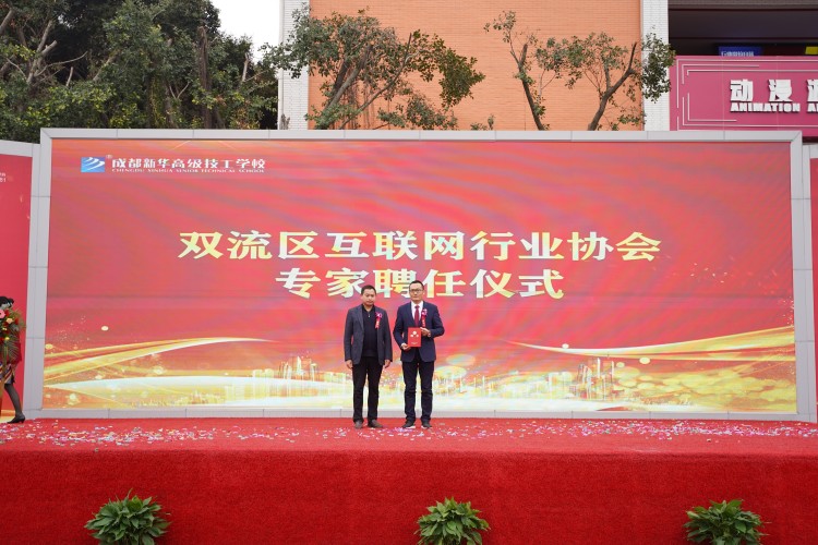 青春心向黨！與新華新生團(tuán)員一起見證這場(chǎng)授牌、揭牌儀式