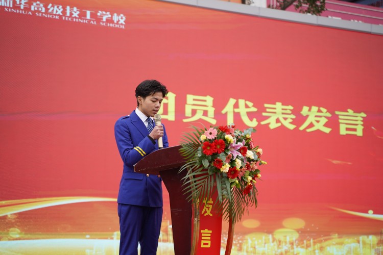 青春心向黨！與新華新生團(tuán)員一起見證這場(chǎng)授牌、揭牌儀式