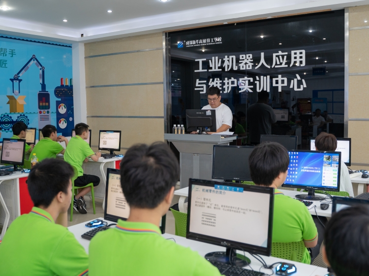 成都新華工業(yè)機(jī)器人暑期夏令營(yíng),開(kāi)營(yíng)！